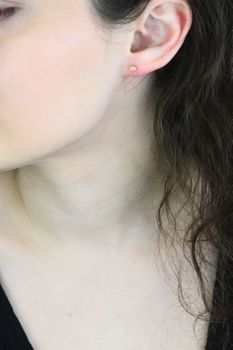 Kolczyki srebrne 925 z beżową cyrkonią 4 mm – eleganckie i klasyczne DIA-KLC-10565M-925 (2).jpg