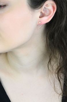 Kolczyki srebrne 925 z beżową cyrkonią 4 mm – eleganckie i klasyczne DIA-KLC-10565M-925 (4).jpg