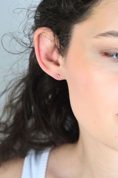 Srebrne kolczyki damskie 925 z żółtą cyrkonią – małe, eleganckie i subtelne (1).jpg