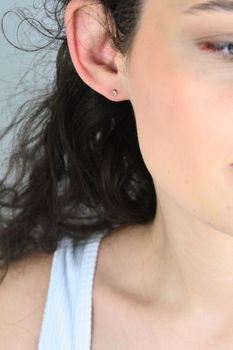 Srebrne kolczyki damskie 925 z żółtą cyrkonią – małe, eleganckie i subtelne (2).jpg