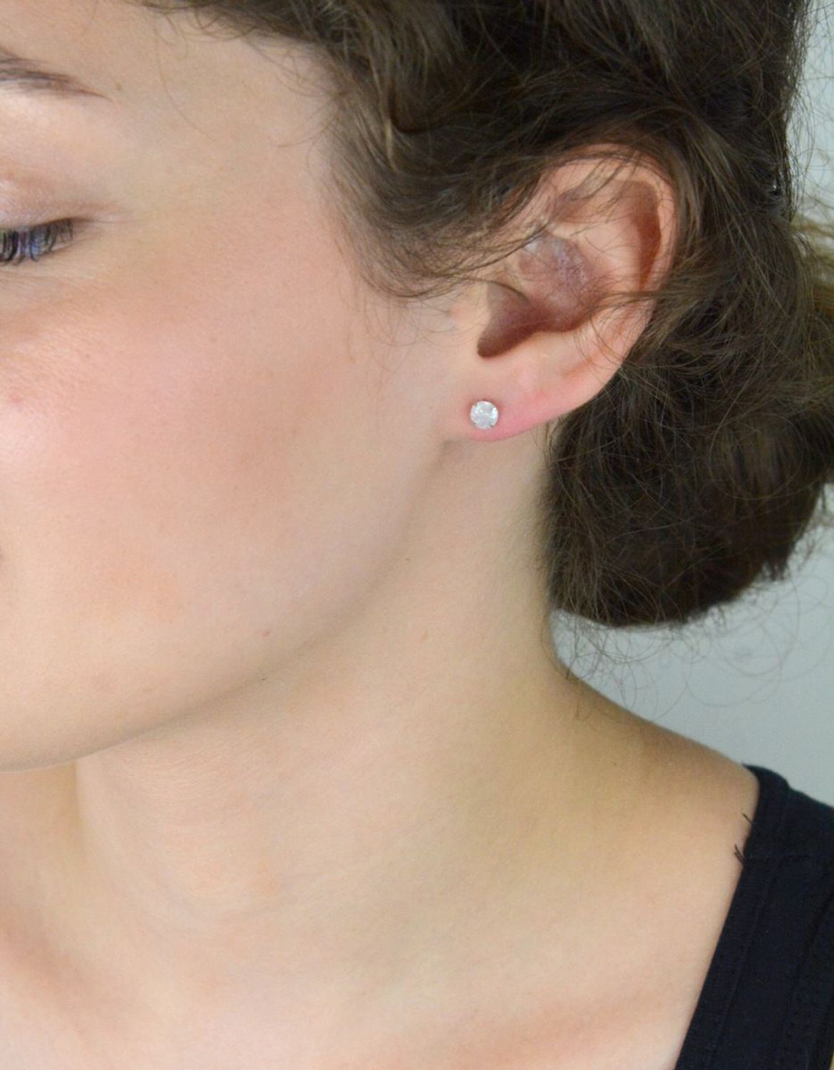 Eleganckie kolczyki srebrne 925 – DIA-KLC-10566L-925. Okrągłe, zdobione mleczną cyrkonią, zapięcie na sztyft, wielkość 5 mm. Idealne do noszenia na co dzień i na prezent.1.jpg