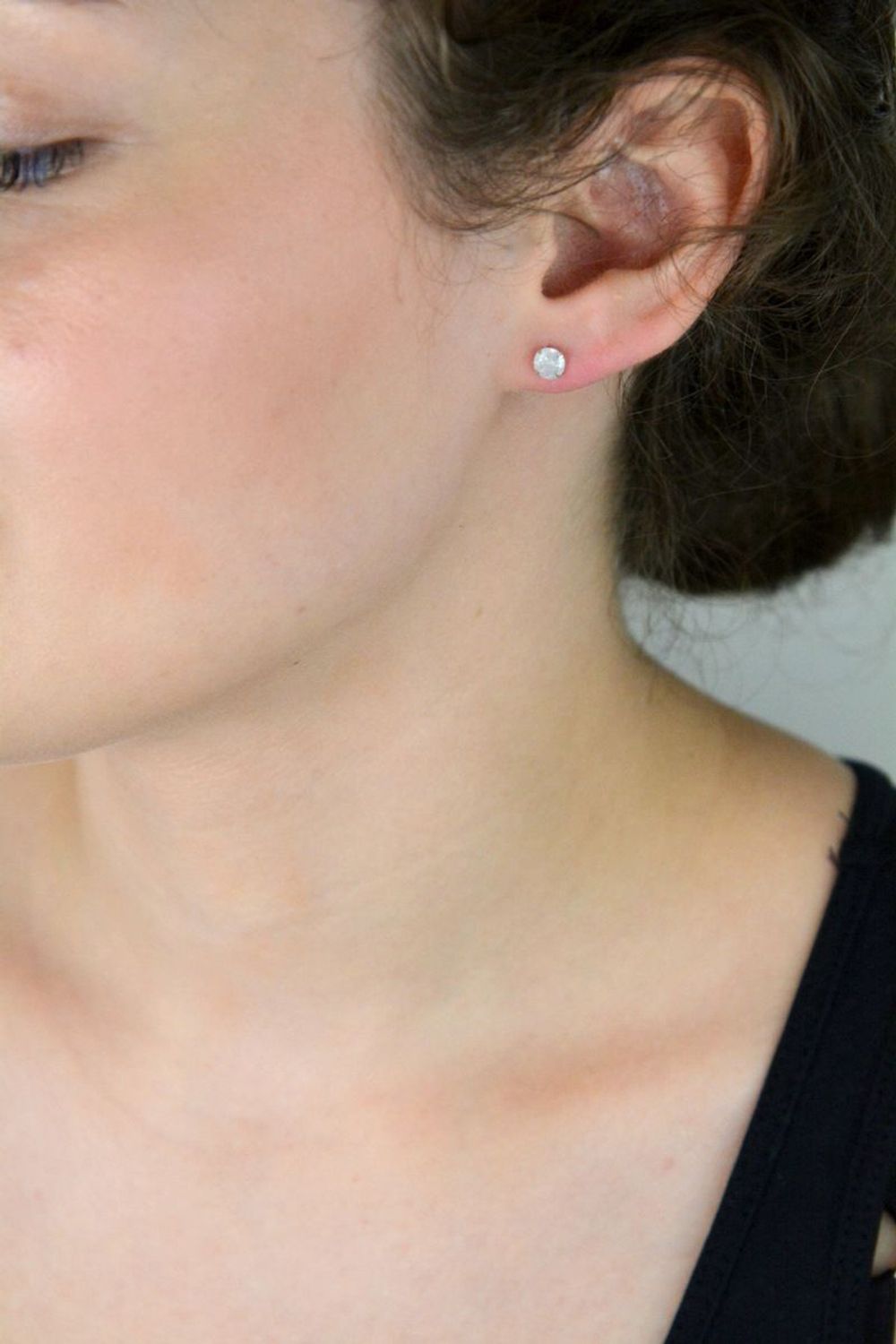 Eleganckie kolczyki srebrne 925 – DIA-KLC-10566L-925. Okrągłe, zdobione mleczną cyrkonią, zapięcie na sztyft, wielkość 5 mm. Idealne do noszenia na co dzień i na prezent.1.jpg