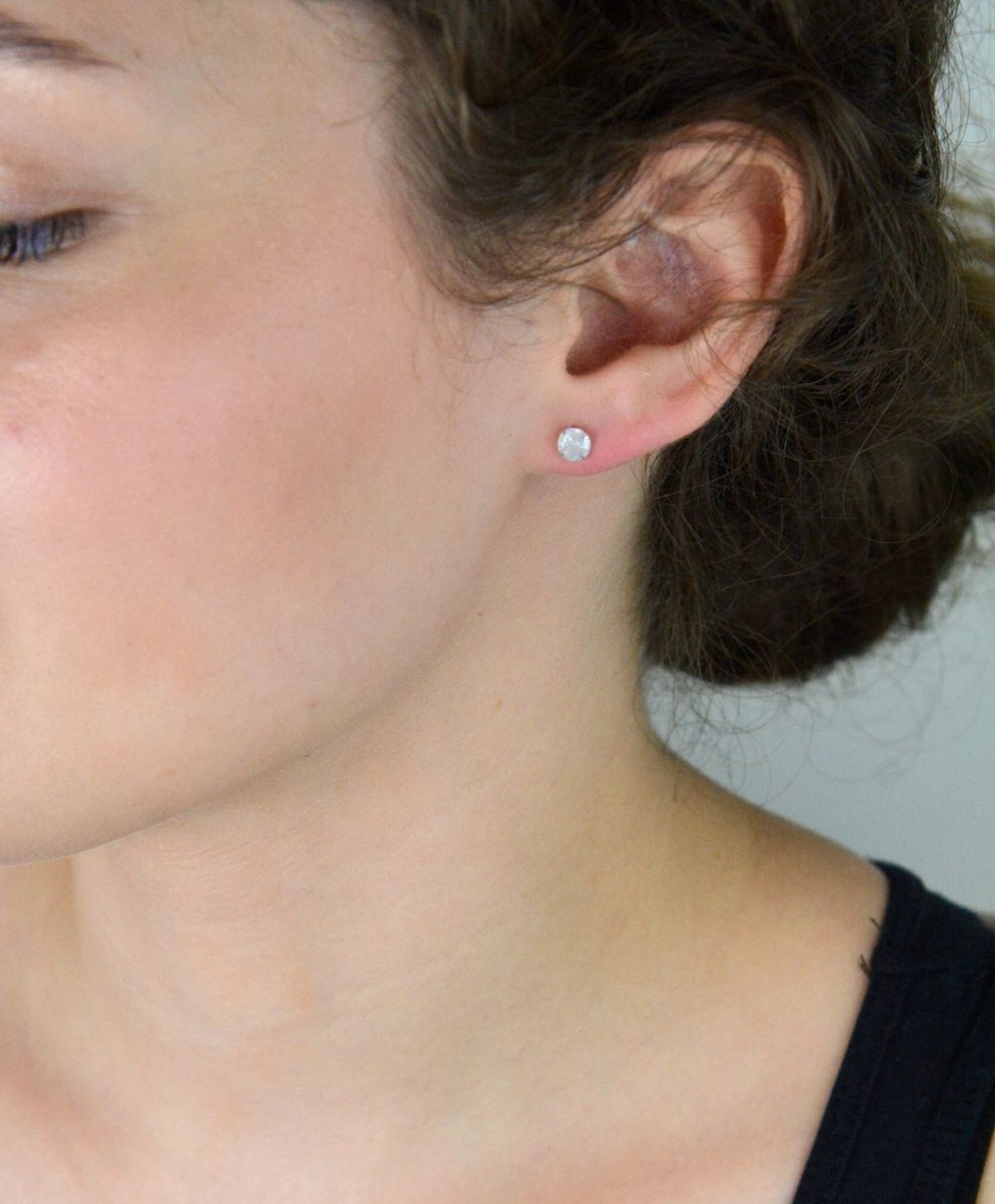 Eleganckie kolczyki srebrne 925 – DIA-KLC-10566L-925. Okrągłe, zdobione mleczną cyrkonią, zapięcie na sztyft, wielkość 5 mm. Idealne do noszenia na co dzień i na prezent.1.jpg