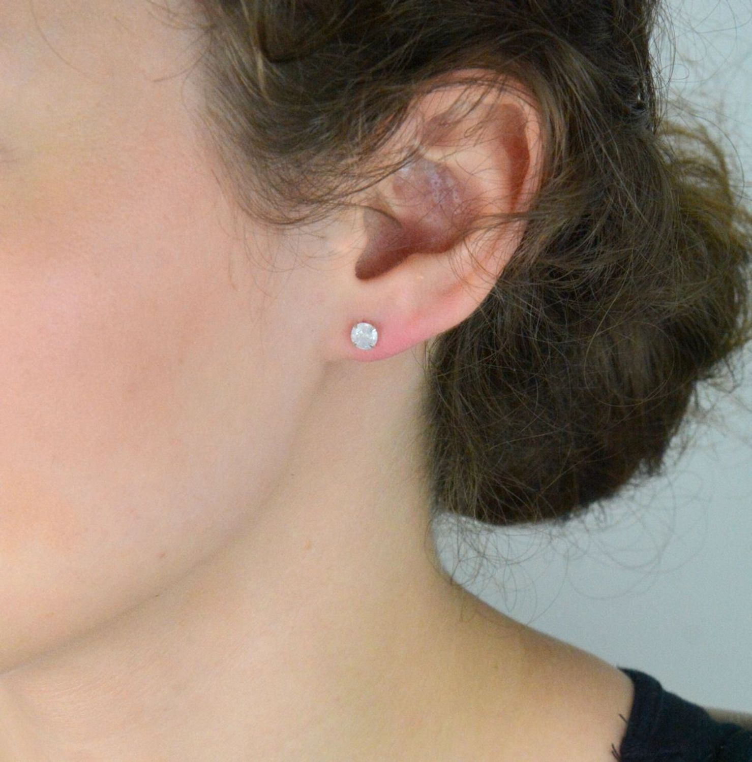 Eleganckie kolczyki srebrne 925 – DIA-KLC-10566L-925. Okrągłe, zdobione mleczną cyrkonią, zapięcie na sztyft, wielkość 5 mm. Idealne do noszenia na co dzień i na prezent.1.jpg