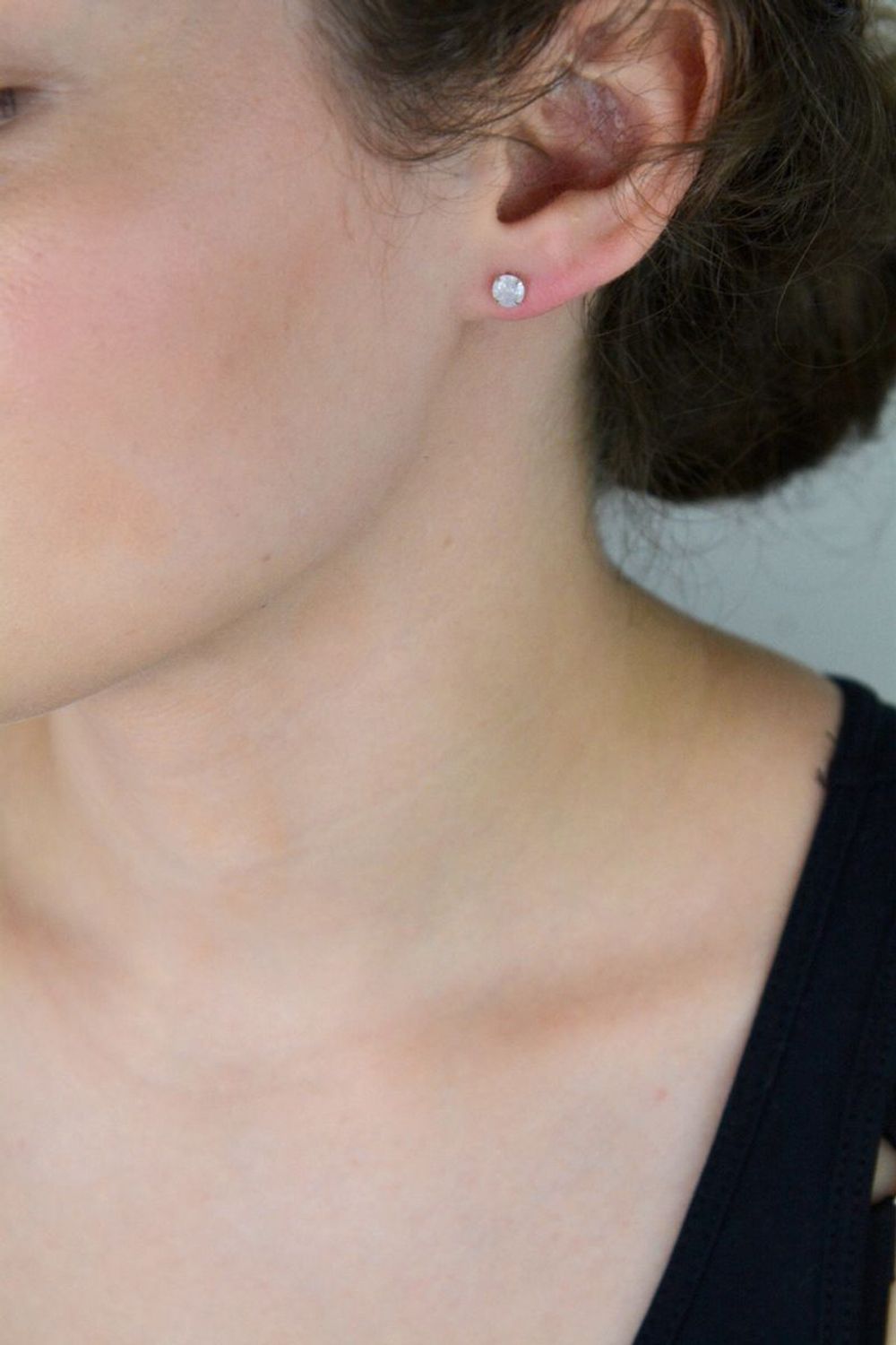 Eleganckie kolczyki srebrne 925 – DIA-KLC-10566L-925. Okrągłe, zdobione mleczną cyrkonią, zapięcie na sztyft, wielkość 5 mm. Idealne do noszenia na co dzień i na prezent.1.jpg