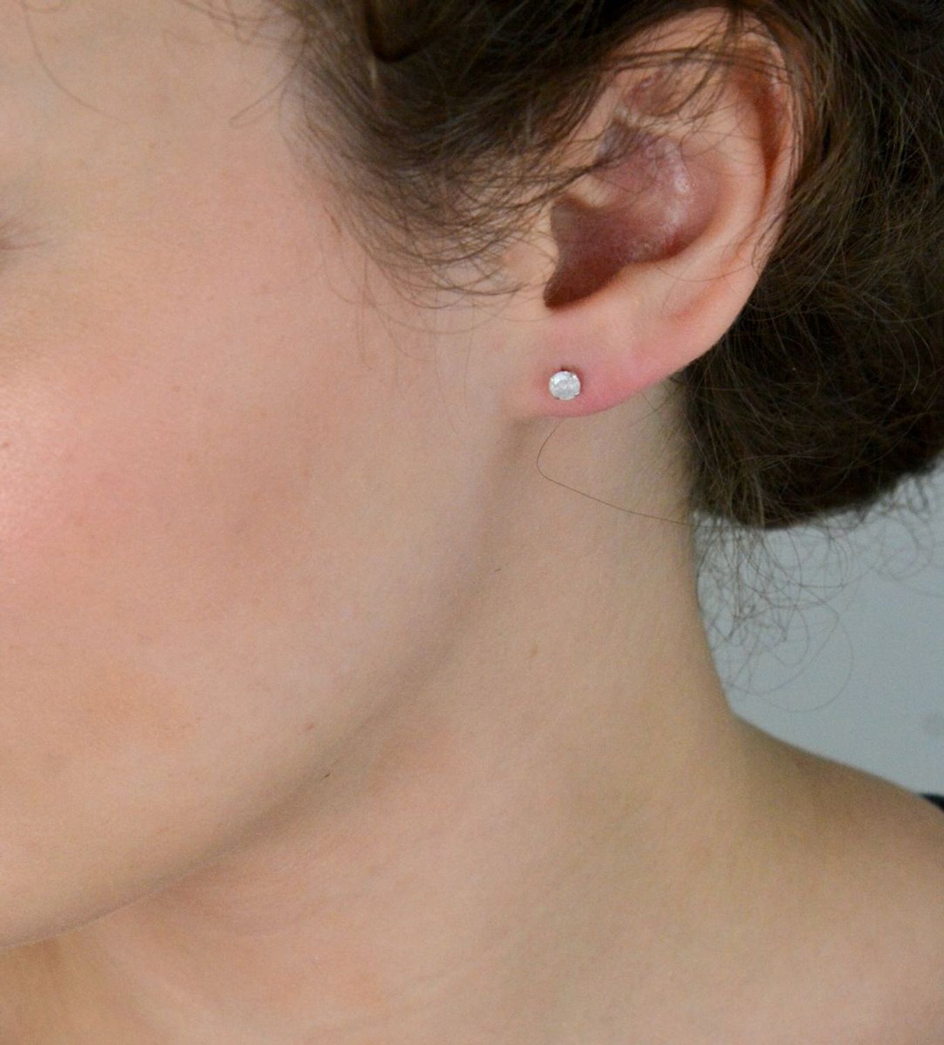 Delikatne kolczyki srebrne 925 z mleczną cyrkonią 4 mm, model DIA-KLC-10566M-925, zapięcie na sztyft. Idealne na co dzień i jako elegancki dodatek.1.jpg