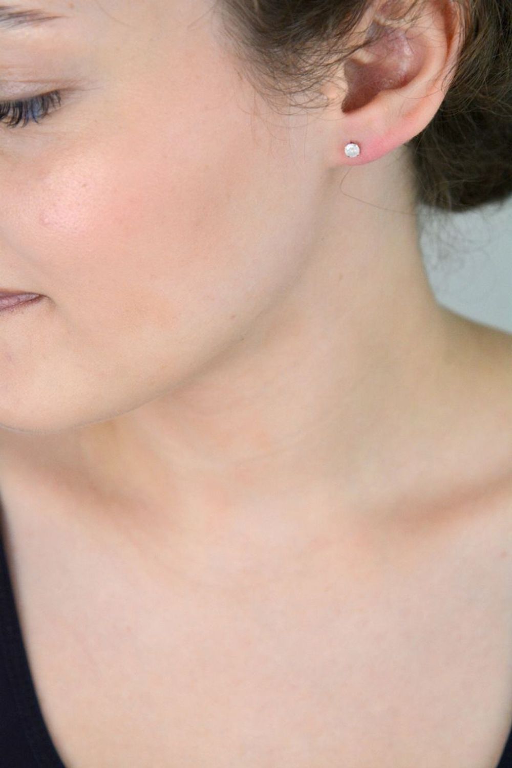 Delikatne kolczyki srebrne 925 z mleczną cyrkonią 4 mm, model DIA-KLC-10566M-925, zapięcie na sztyft. Idealne na co dzień i jako elegancki dodatek.1.jpg