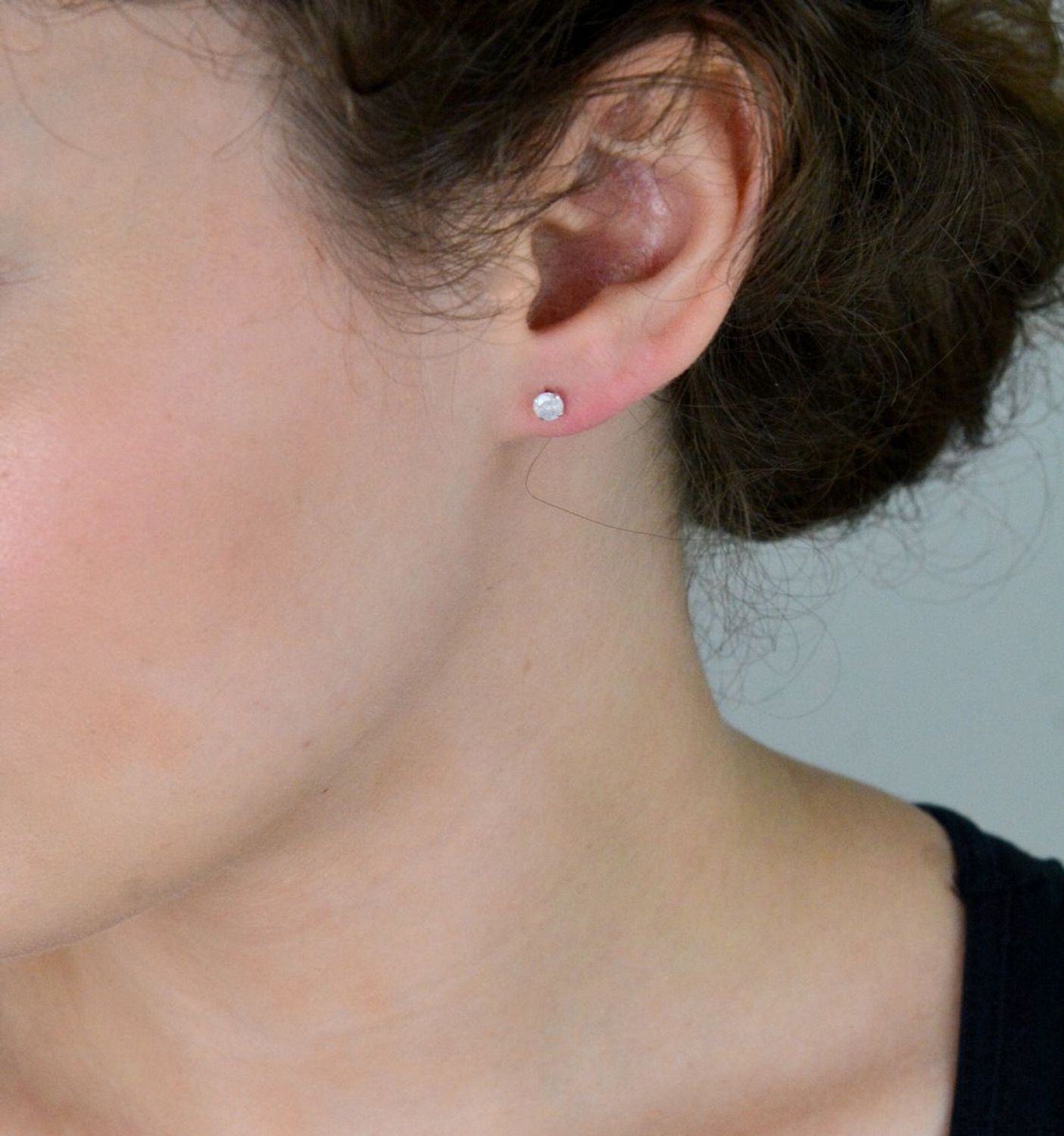 Delikatne kolczyki srebrne 925 z mleczną cyrkonią 4 mm, model DIA-KLC-10566M-925, zapięcie na sztyft. Idealne na co dzień i jako elegancki dodatek.1.jpg