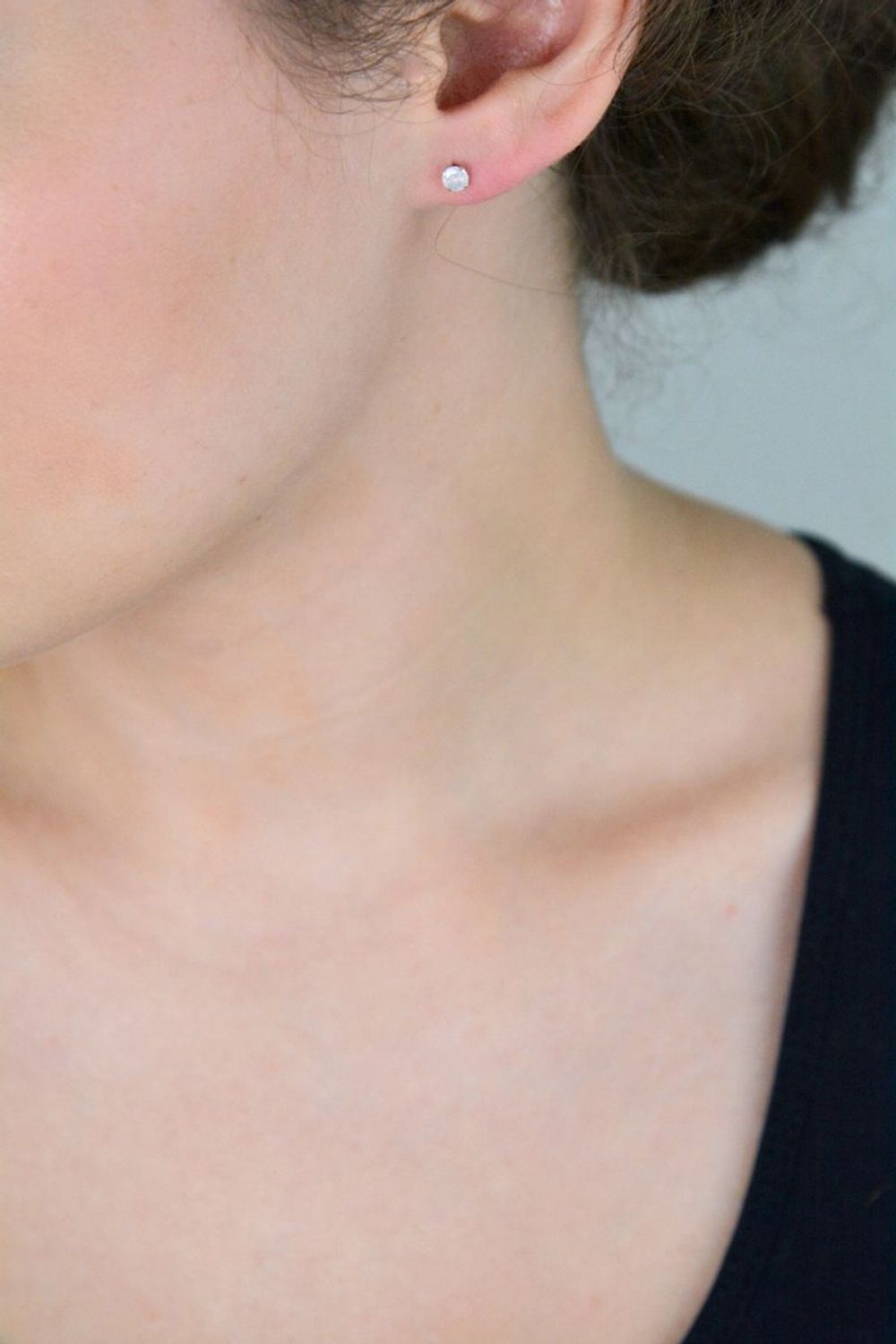 Delikatne kolczyki srebrne 925 z mleczną cyrkonią 4 mm, model DIA-KLC-10566M-925, zapięcie na sztyft. Idealne na co dzień i jako elegancki dodatek.1.jpg