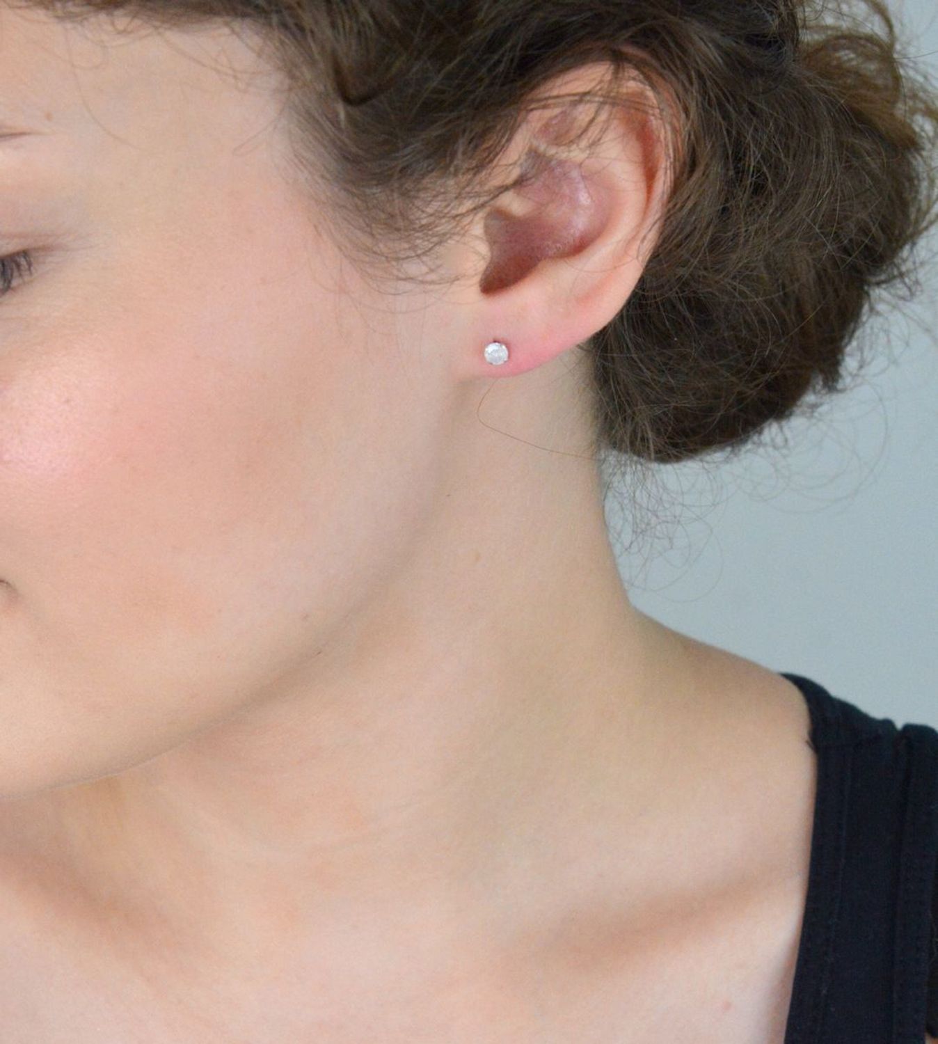 Delikatne kolczyki srebrne 925 z mleczną cyrkonią 4 mm, model DIA-KLC-10566M-925, zapięcie na sztyft. Idealne na co dzień i jako elegancki dodatek.1.jpg