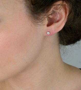 Delikatne kolczyki srebrne 925 z mleczną cyrkonią 4 mm, model DIA-KLC-10566M-925, zapięcie na sztyft. Idealne na co dzień i jako elegancki dodatek (1).JPG