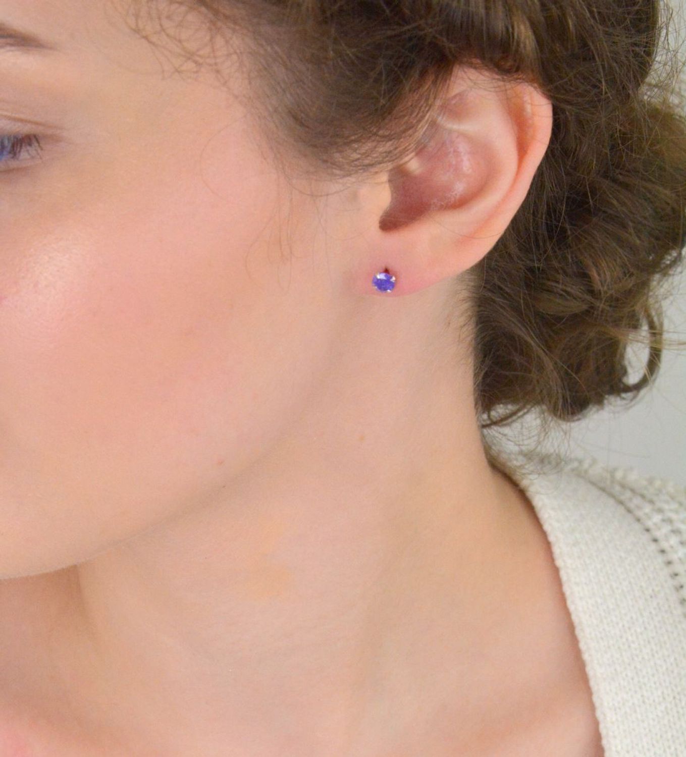 Kolczyki srebrne 925 DIA-KLC-10568-925 z fioletową cyrkonią 6 mm i zapięciem na sztyft. Subtelna, kobieca elegancja z kolorowym akcentem.33.jpg