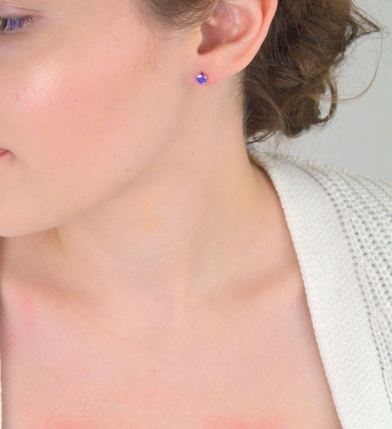 Kolczyki srebrne 925 DIA-KLC-10568-925 z fioletową cyrkonią 6 mm i zapięciem na sztyft. Subtelna, kobieca elegancja z kolorowym akcentem.33.jpg