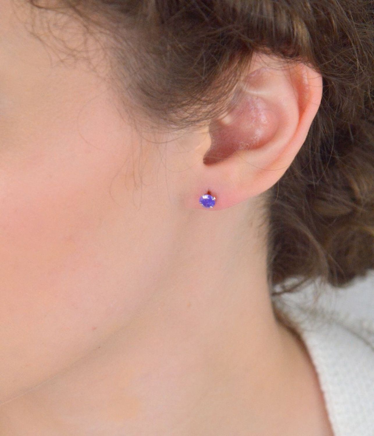 Kolczyki srebrne 925 DIA-KLC-10568-925 z fioletową cyrkonią 6 mm i zapięciem na sztyft. Subtelna, kobieca elegancja z kolorowym akcentem.33.jpg