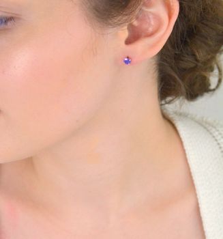 Kolczyki srebrne 925 DIA-KLC-10568-925 z fioletową cyrkonią 6 mm i zapięciem na sztyft. Subtelna, kobieca elegancja z kolorowym akcentem (2).JPG