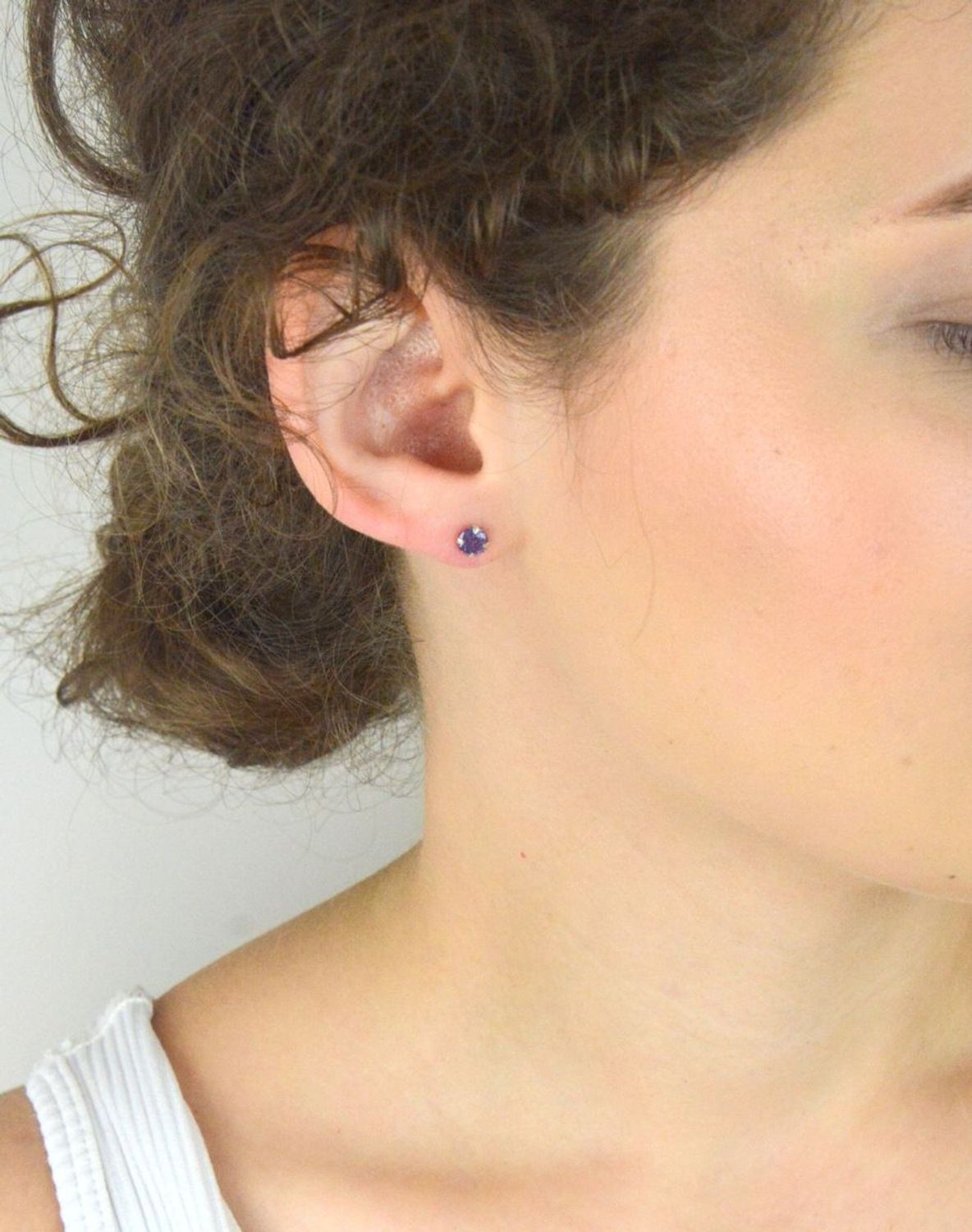 Kolczyki srebrne 925 z fioletową cyrkonią. Model DIA-KLC-10569L-925, 5 mm, zapięcie na sztyft, 0,60 g. Delikatna i elegancka biżuteria dla kobiet.1.jpg