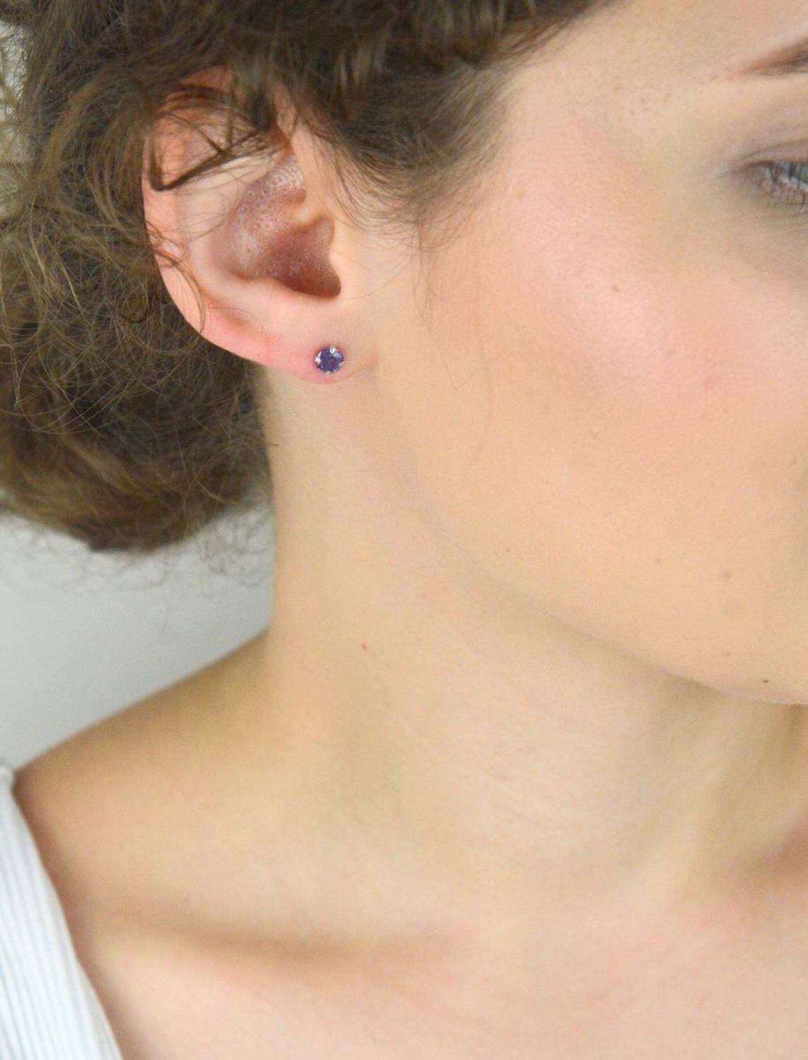 Kolczyki srebrne 925 z fioletową cyrkonią. Model DIA-KLC-10569L-925, 5 mm, zapięcie na sztyft, 0,60 g. Delikatna i elegancka biżuteria dla kobiet.1.jpg