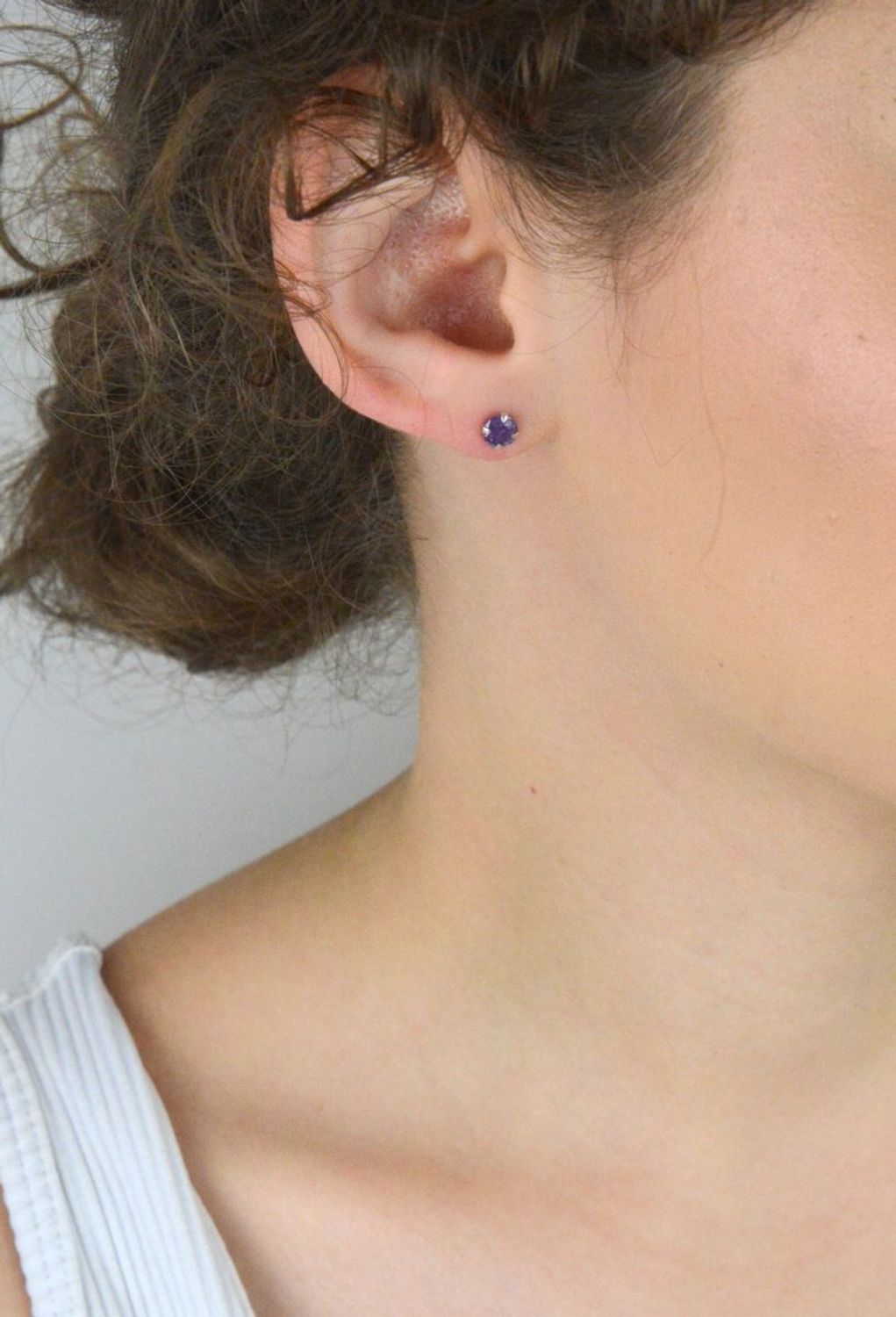 Kolczyki srebrne 925 z fioletową cyrkonią. Model DIA-KLC-10569L-925, 5 mm, zapięcie na sztyft, 0,60 g. Delikatna i elegancka biżuteria dla kobiet.1.jpg