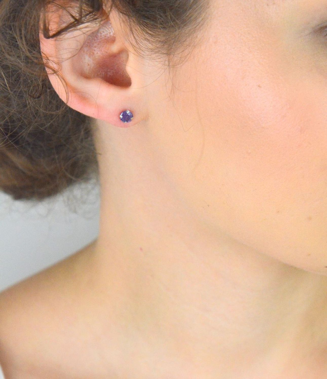 Kolczyki srebrne 925 z fioletową cyrkonią. Model DIA-KLC-10569L-925, 5 mm, zapięcie na sztyft, 0,60 g. Delikatna i elegancka biżuteria dla kobiet.1.jpg