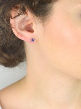 Kolczyki srebrne 925 z fioletową cyrkonią. Model DIA-KLC-10569L-925, 5 mm, zapięcie na sztyft, 0,60 g. Delikatna i elegancka biżuteria dla kobiet (5).JPG