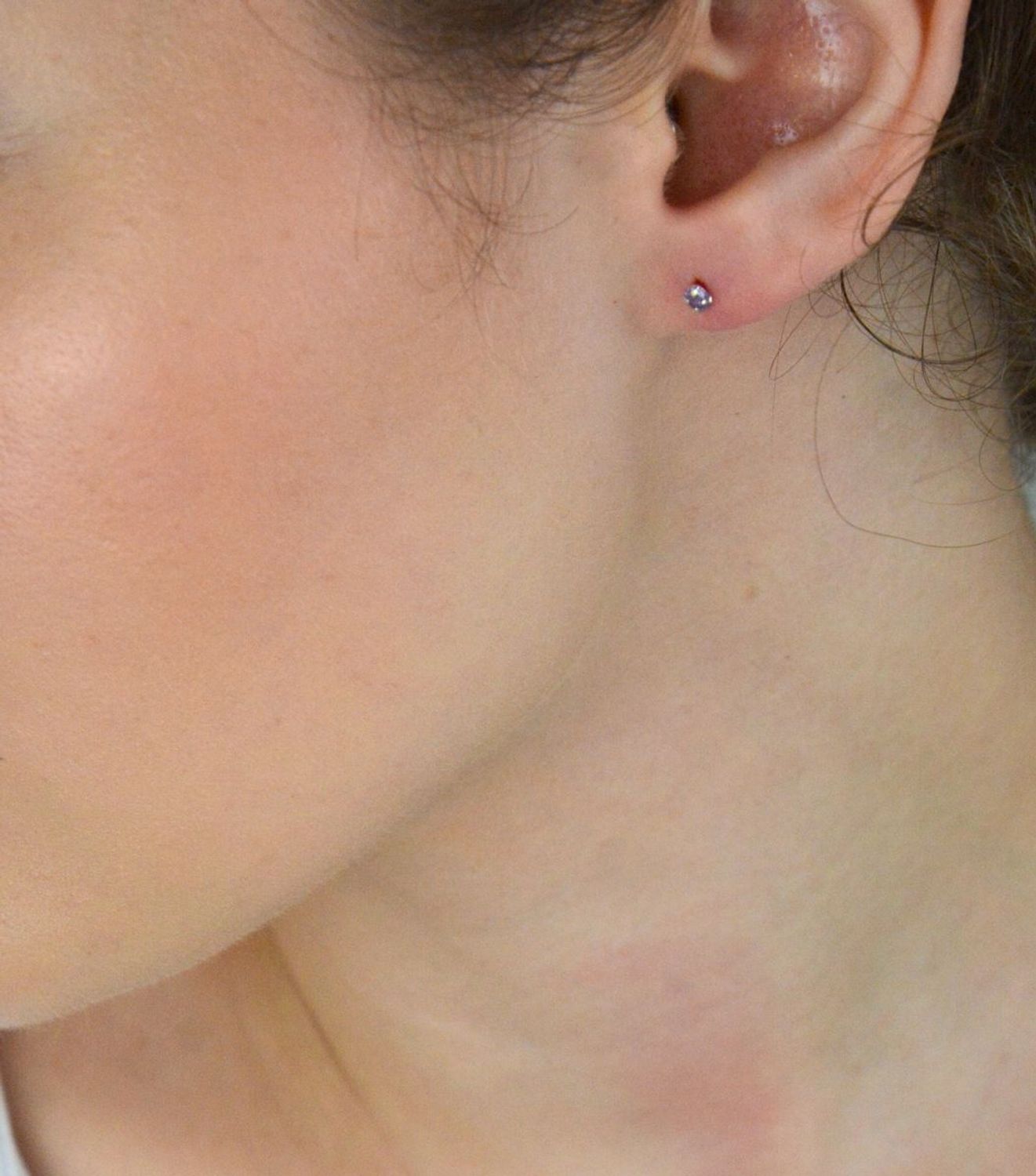 Delikatne kolczyki srebrne 925 z fioletową cyrkonią 3 mm, model DIA-KLC-10569S-925, zapięcie na sztyft. Idealne do codziennego noszenia i na prezent.1.jpg