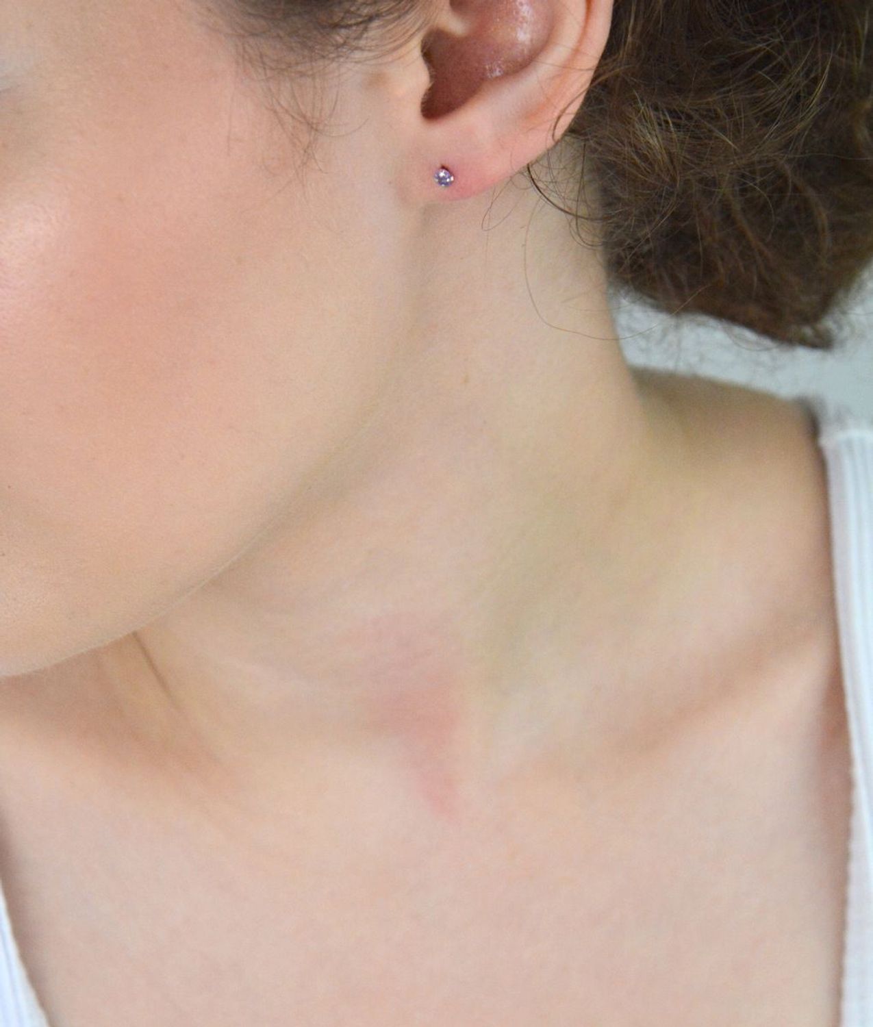 Delikatne kolczyki srebrne 925 z fioletową cyrkonią 3 mm, model DIA-KLC-10569S-925, zapięcie na sztyft. Idealne do codziennego noszenia i na prezent.1.jpg