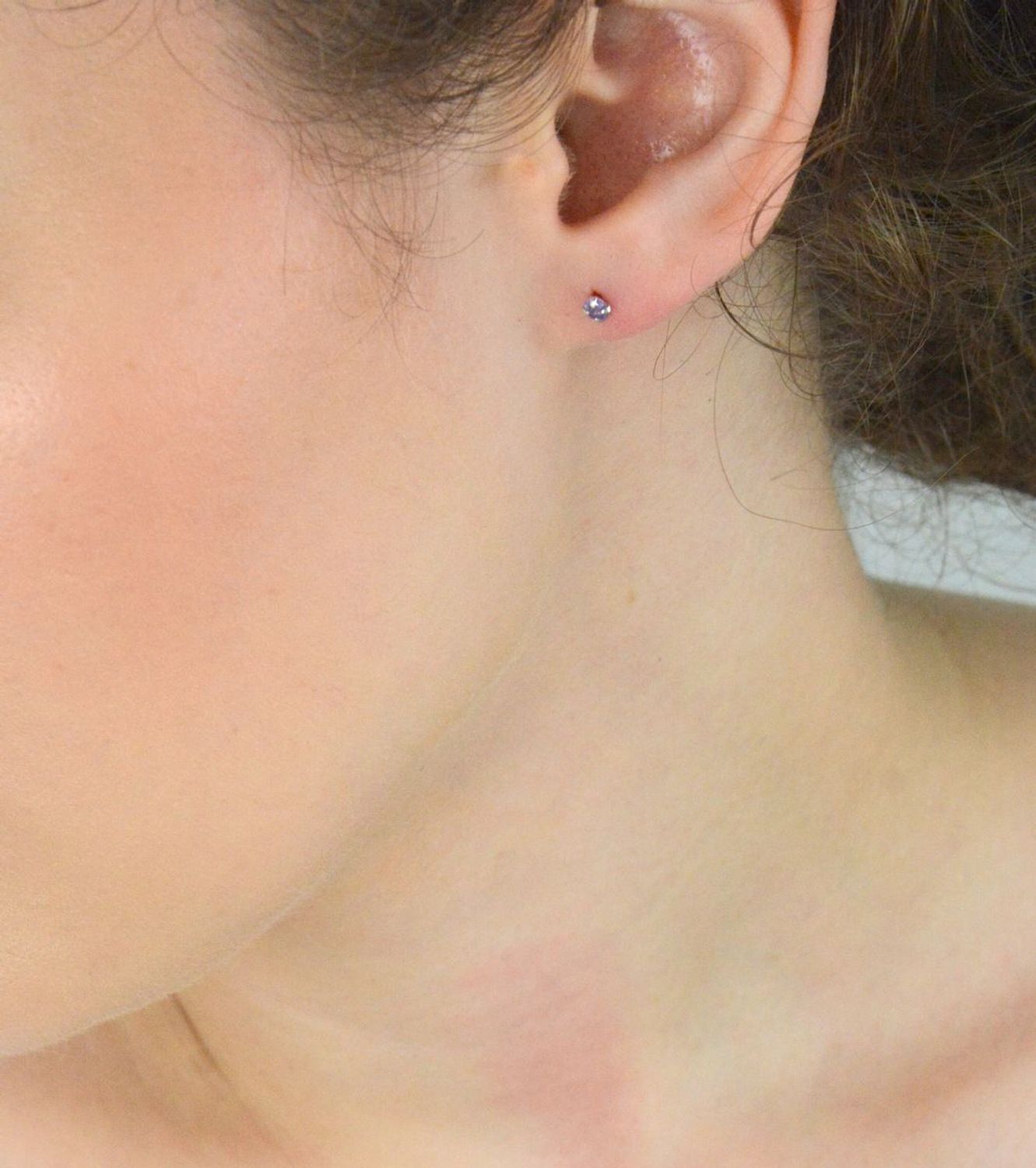 Delikatne kolczyki srebrne 925 z fioletową cyrkonią 3 mm, model DIA-KLC-10569S-925, zapięcie na sztyft. Idealne do codziennego noszenia i na prezent.1.jpg