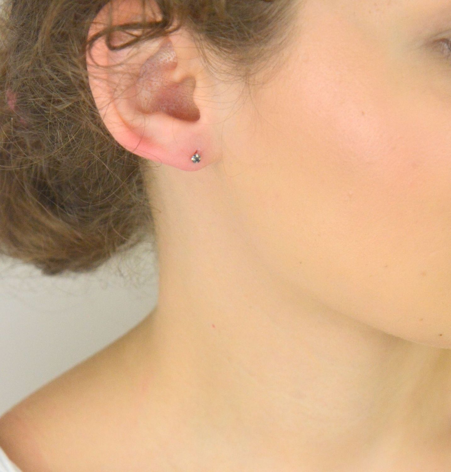 Kolczyki srebrne 925 z szaro-niebieską cyrkonią, 4 mm, sztyft. Model DIA-KLC-10570M-925 – subtelna i elegancka biżuteria na każdą okazję.1.jpg