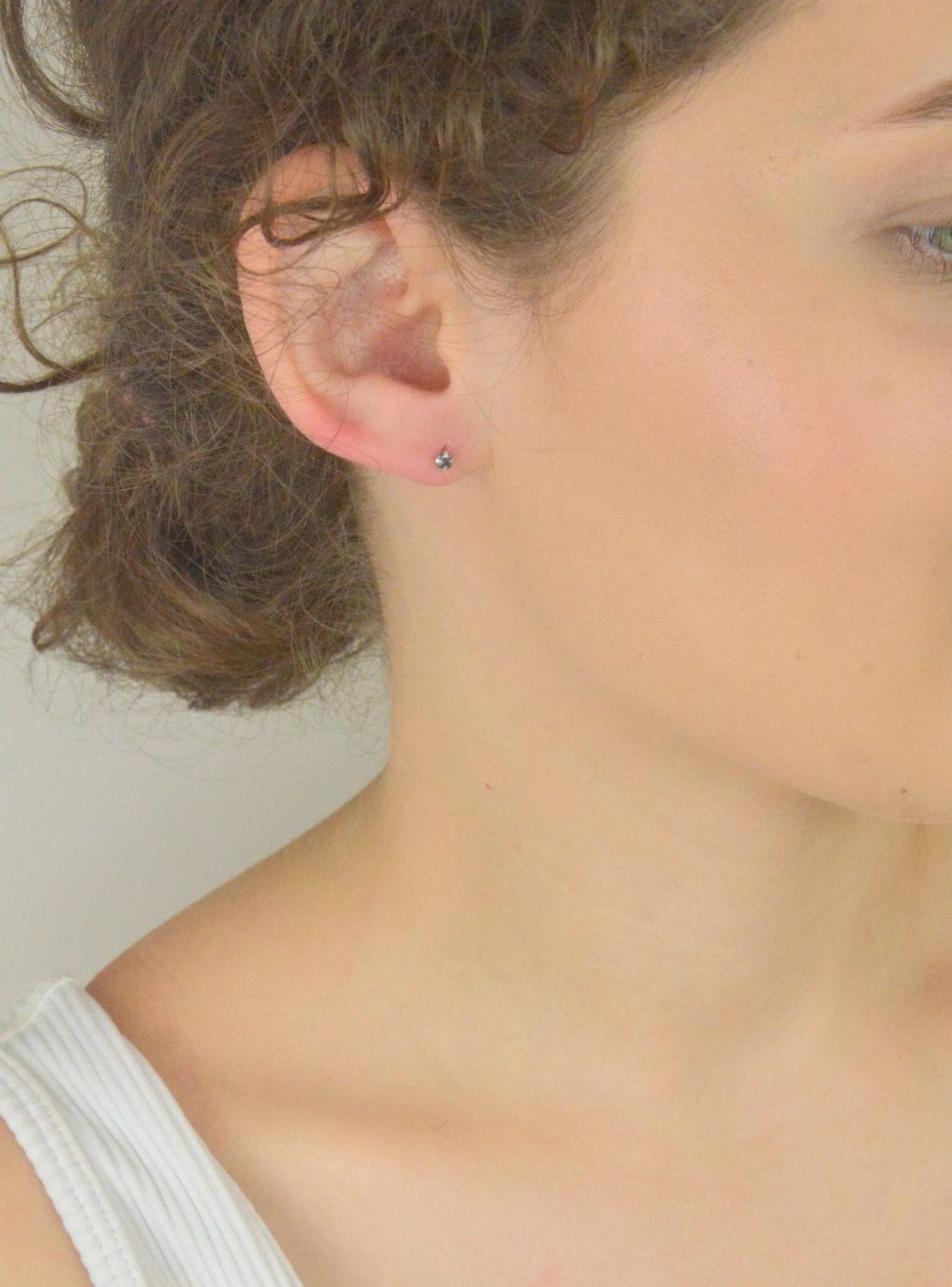 Kolczyki srebrne 925 z szaro-niebieską cyrkonią, 4 mm, sztyft. Model DIA-KLC-10570M-925 – subtelna i elegancka biżuteria na każdą okazję.1.jpg