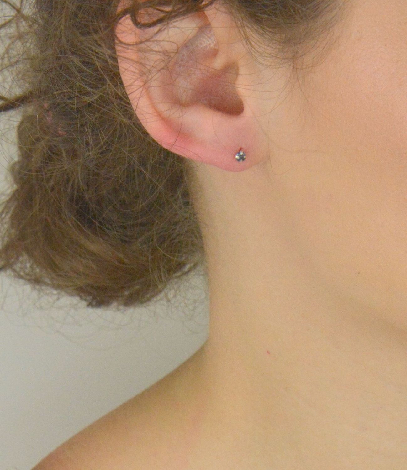 Kolczyki srebrne 925 z szaro-niebieską cyrkonią, 4 mm, sztyft. Model DIA-KLC-10570M-925 – subtelna i elegancka biżuteria na każdą okazję.1.jpg