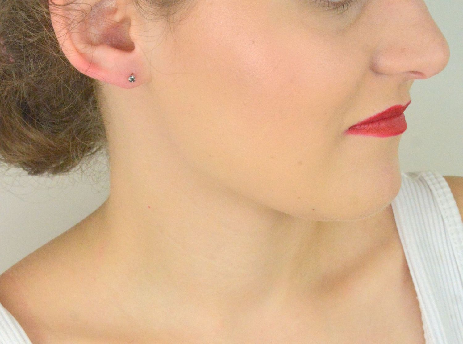 Kolczyki srebrne 925 z szaro-niebieską cyrkonią, 4 mm, sztyft. Model DIA-KLC-10570M-925 – subtelna i elegancka biżuteria na każdą okazję.1.jpg