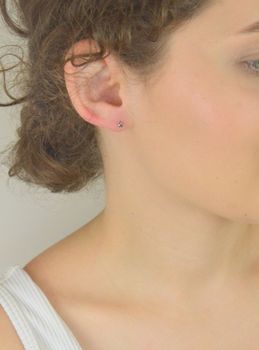 Kolczyki srebrne 925 z szaro-niebieską cyrkonią, 4 mm, sztyft. Model DIA-KLC-10570M-925 – subtelna i elegancka biżuteria na każdą okazję (2).JPG