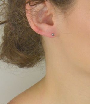 Kolczyki srebrne 925 z szaro-niebieską cyrkonią, 4 mm, sztyft. Model DIA-KLC-10570M-925 – subtelna i elegancka biżuteria na każdą okazję (3).JPG