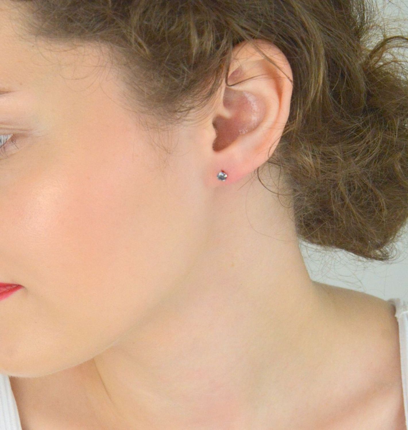 Delikatne kolczyki srebrne 925 z szaro-niebieskimi cyrkoniami 3 mm, model DIA-KLC-10570S-925, zapięcie na sztyft. Idealne do codziennego noszenia i na prezent.1.jpg