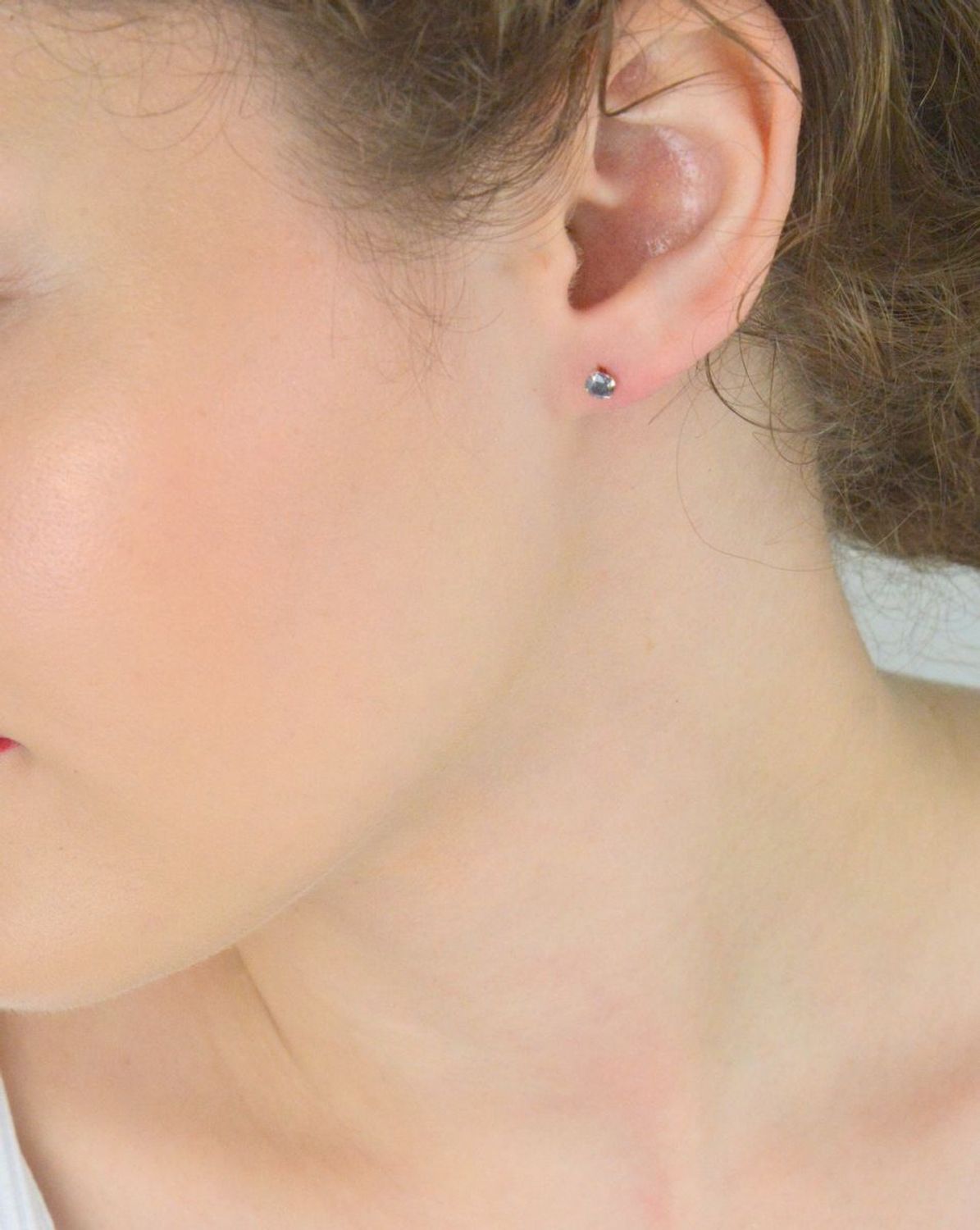 Delikatne kolczyki srebrne 925 z szaro-niebieskimi cyrkoniami 3 mm, model DIA-KLC-10570S-925, zapięcie na sztyft. Idealne do codziennego noszenia i na prezent.1.jpg