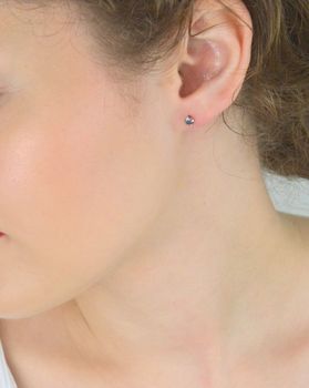 Delikatne kolczyki srebrne 925 z szaro-niebieskimi cyrkoniami 3 mm, model DIA-KLC-10570S-925, zapięcie na sztyft. Idealne do codziennego noszenia i na prezent (2).JPG