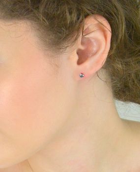 Delikatne kolczyki srebrne 925 z szaro-niebieskimi cyrkoniami 3 mm, model DIA-KLC-10570S-925, zapięcie na sztyft. Idealne do codziennego noszenia i na prezent (3).JPG