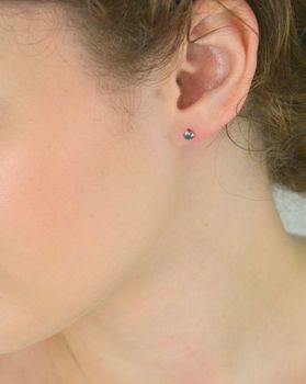 Delikatne kolczyki srebrne 925 z szaro-niebieskimi cyrkoniami 3 mm, model DIA-KLC-10570S-925, zapięcie na sztyft. Idealne do codziennego noszenia i na prezent (4).JPG