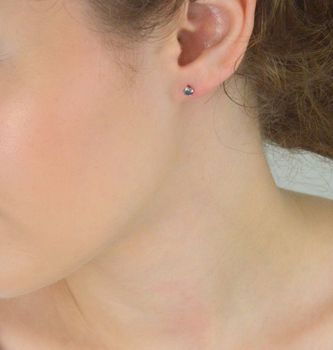 Delikatne kolczyki srebrne 925 z szaro-niebieskimi cyrkoniami 3 mm, model DIA-KLC-10570S-925, zapięcie na sztyft. Idealne do codziennego noszenia i na prezent (5).JPG