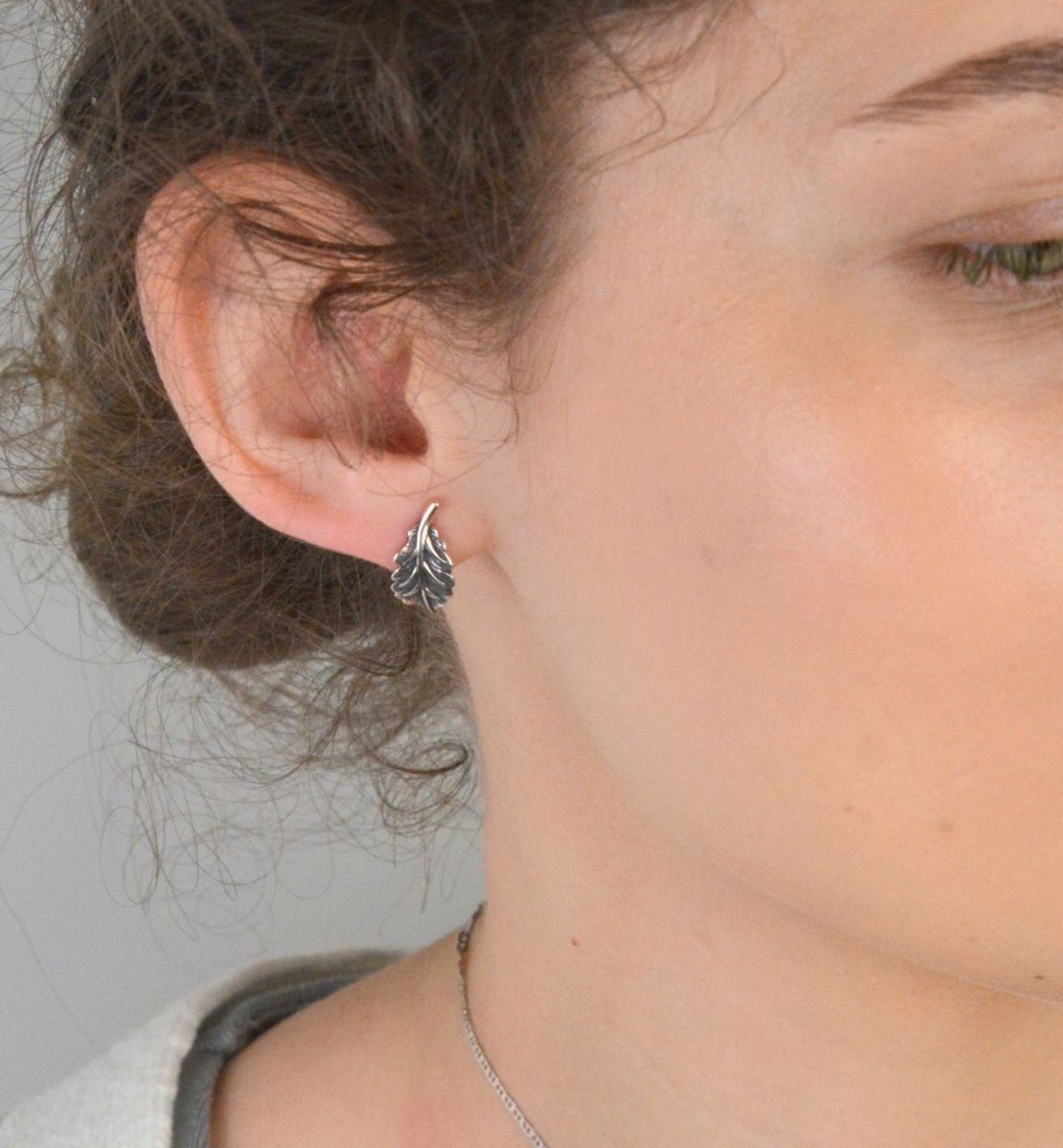 Kolczyki srebrne próba 925, listki oksydowane DIA-KLC-10580-925 Subtelne kolczyki w kształcie oksydowanych listek, wykonane z wysokiej jakości srebra próby 925, to doskonały 1.jpg