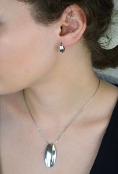 Klasyczne srebrne kolczyki próby 925 z wygodnym zapięciem angielskim. Gładka, elegancka forma – idealne do codziennego noszenia i na wyjątkowe okazje. Komfort i ponadczasowy styl. Biżuteria Damska DIA-KLC-10582-925  (3).JPG