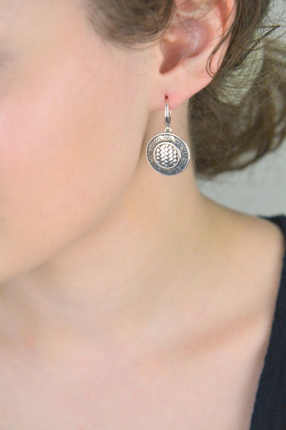 Kolczyki damskie wiszące okrągłe blaszki zdobione wzorem próba 925, DIA-KLC-10584-925.jpg
