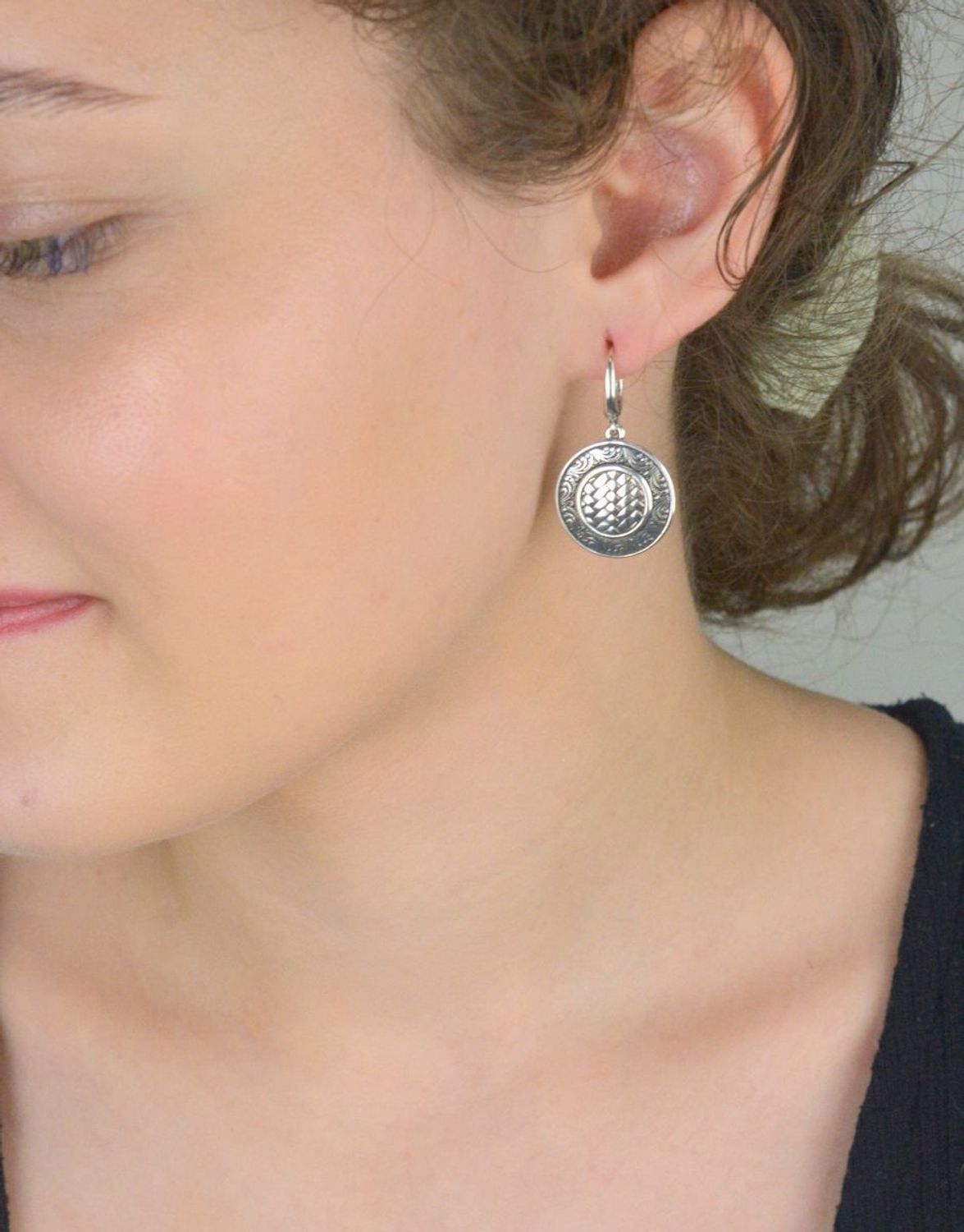 Kolczyki damskie wiszące okrągłe blaszki zdobione wzorem próba 925, DIA-KLC-10584-925.jpg