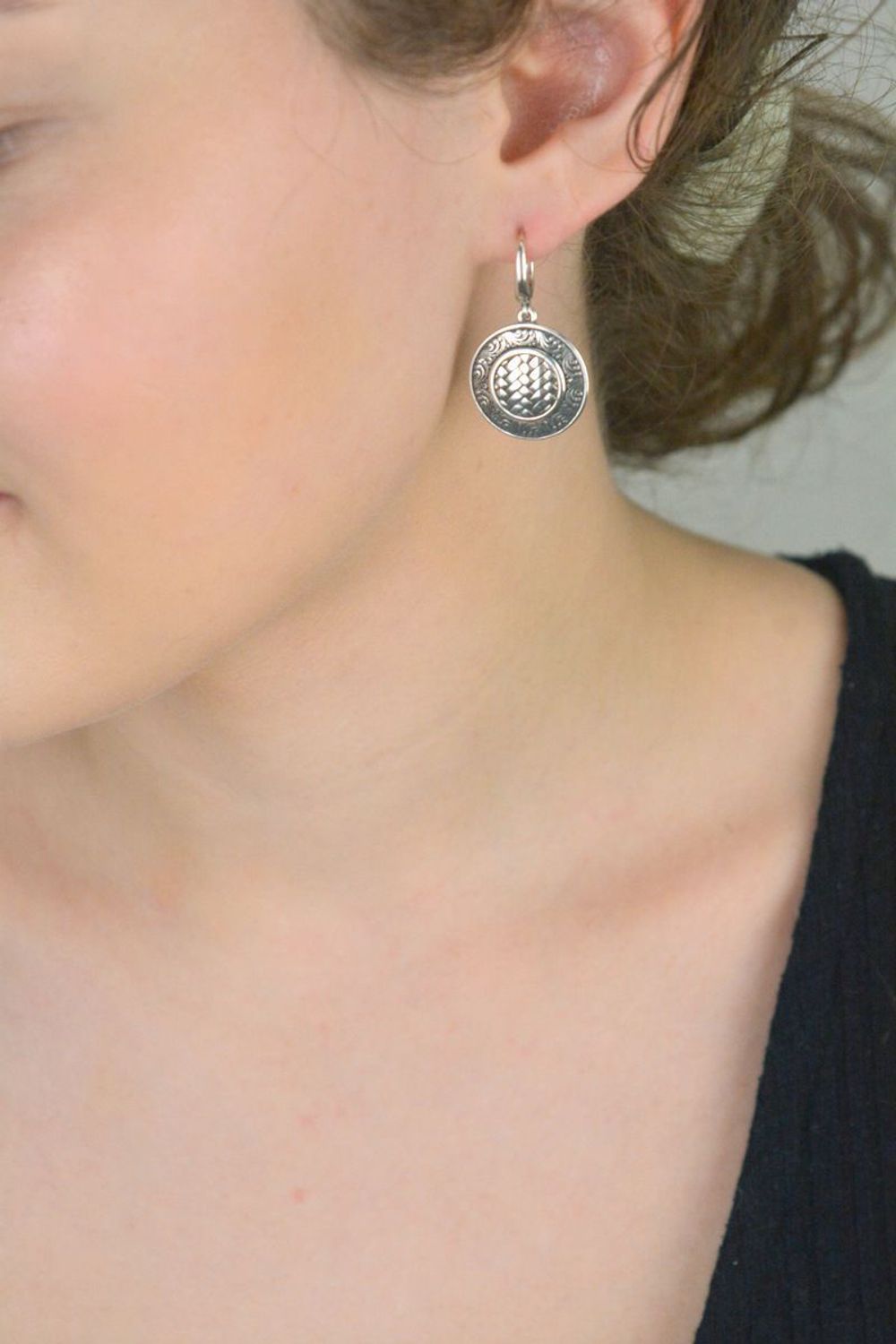 Kolczyki damskie wiszące okrągłe blaszki zdobione wzorem próba 925, DIA-KLC-10584-925.jpg