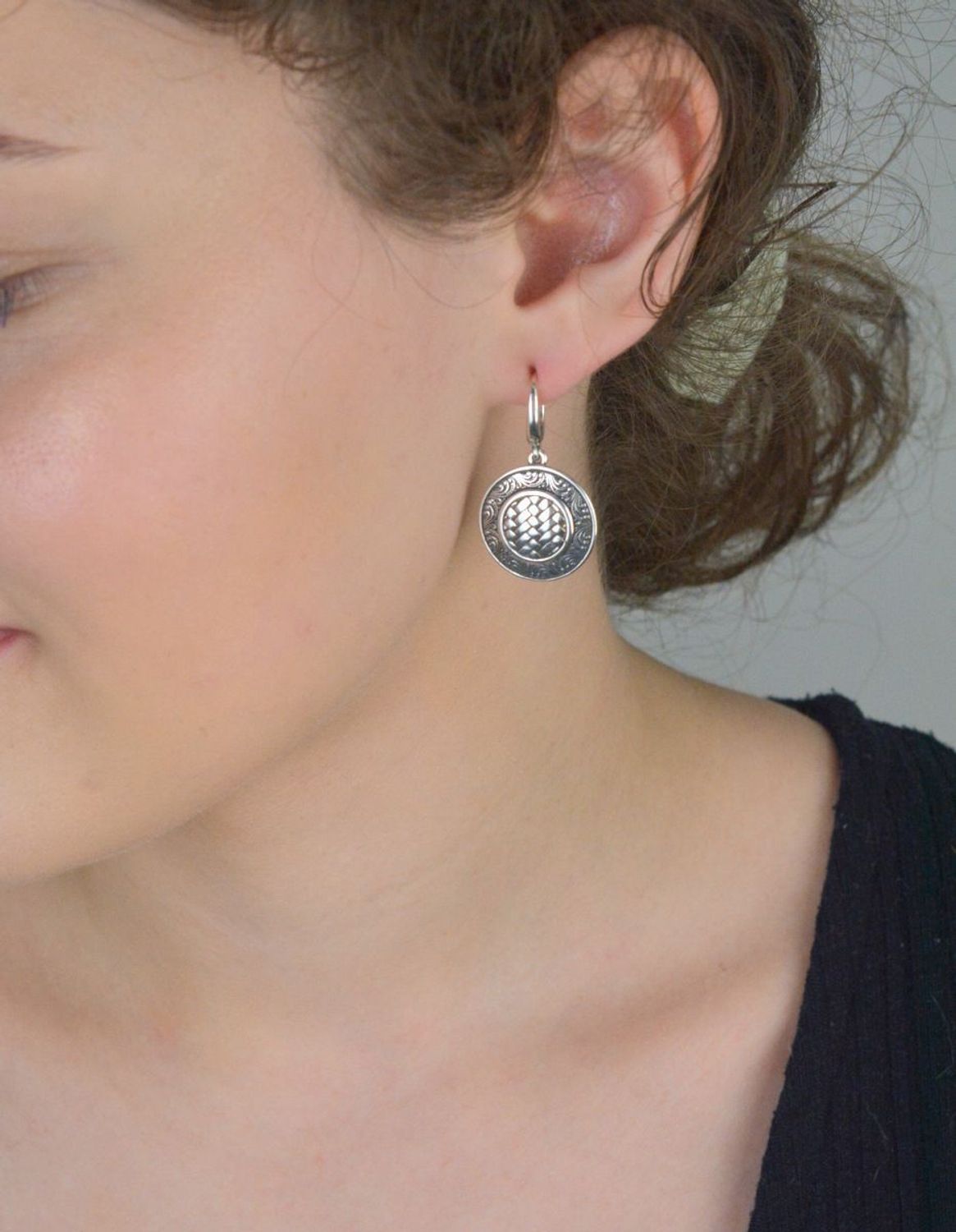 Kolczyki damskie wiszące okrągłe blaszki zdobione wzorem próba 925, DIA-KLC-10584-925.jpg