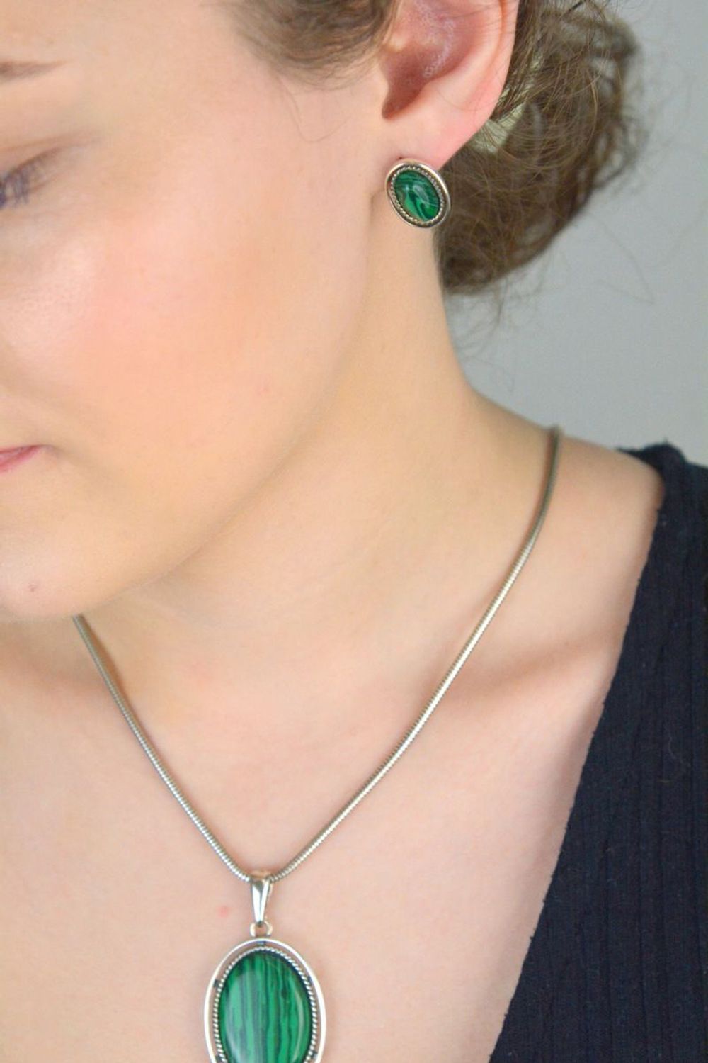 Owalne kolczyki srebrne z naturalnym malachitem – subtelna elegancja w srebrze próby 925. Zapięcie na sztyft, klasyka i harmonia w jednym.1.jpg