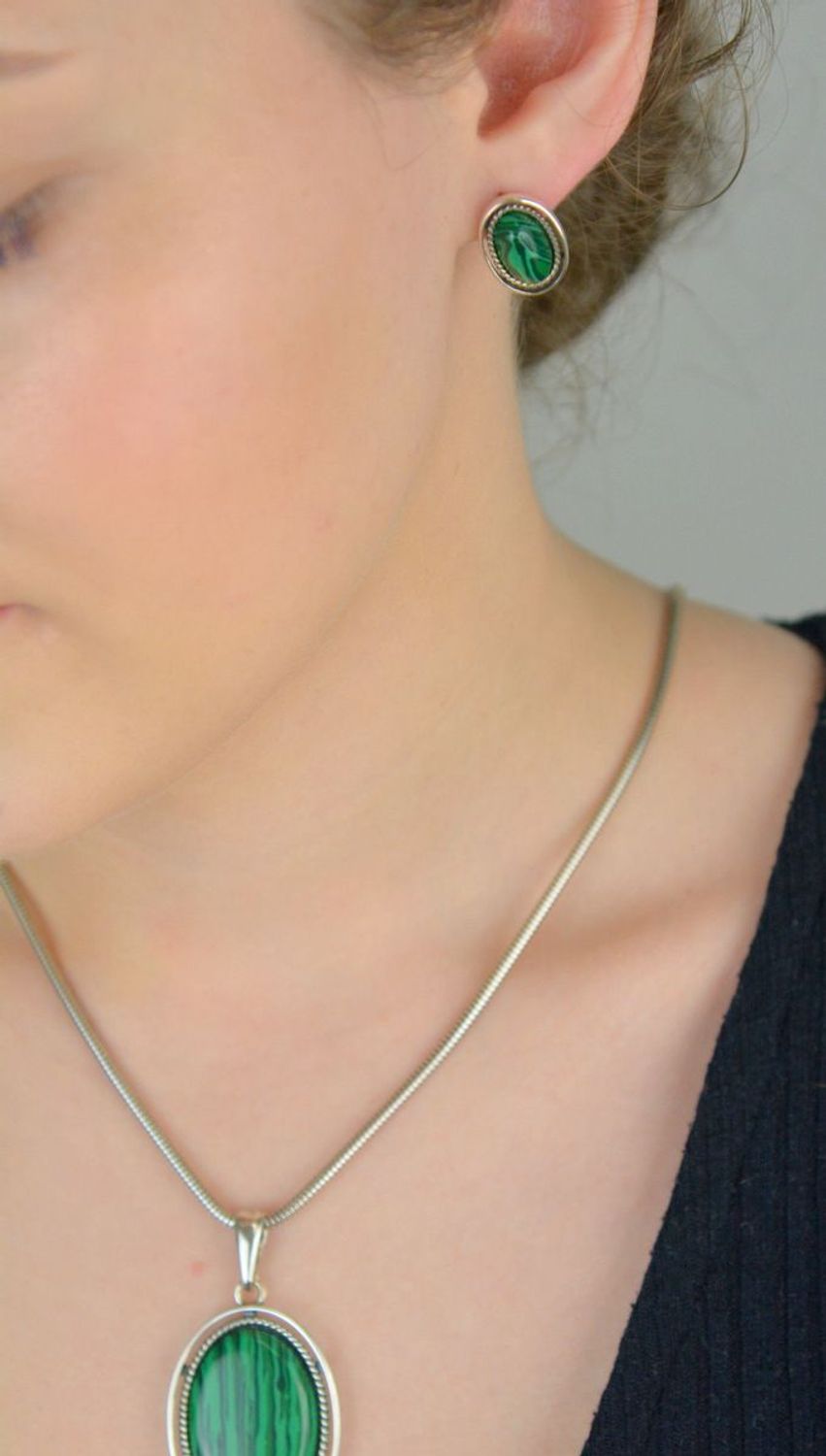 Owalne kolczyki srebrne z naturalnym malachitem – subtelna elegancja w srebrze próby 925. Zapięcie na sztyft, klasyka i harmonia w jednym.1.jpg