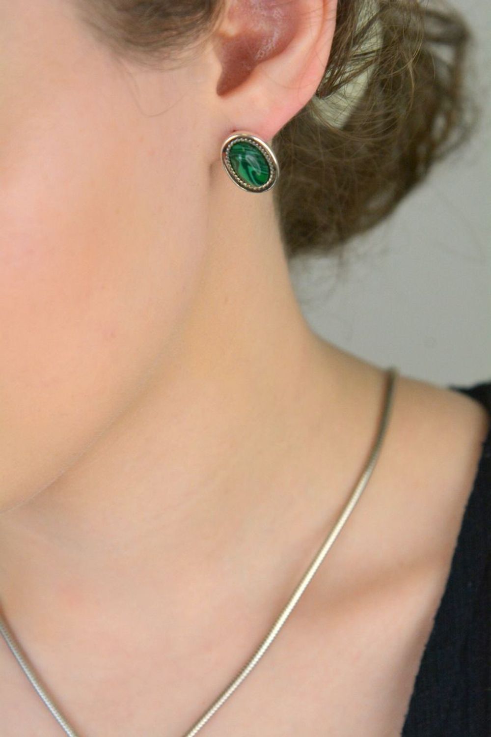 Owalne kolczyki srebrne z naturalnym malachitem – subtelna elegancja w srebrze próby 925. Zapięcie na sztyft, klasyka i harmonia w jednym.1.jpg