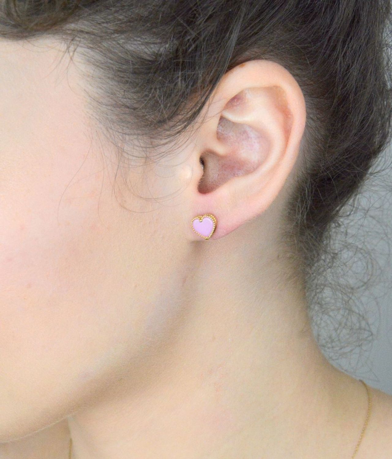 Kolczyki złote różowe serca pr 585, DIA-KLC-1059-585 Złote kolczyki zostały wykonane z wysokiej jakości złota próby 585. Złote kolczyki serca z różowym kamieniem.1.jpg