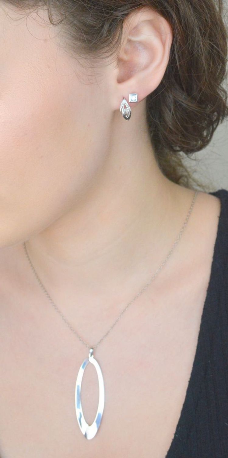 Kolczyki Apart białe złote kwadraciki z cyrkoniami złoto 585, DIA-KLC-1060-585. Stylowe kolczyki z białego złota wykonane z wysokiej jakości złota próby 585. Kolczyki mają kształt 1.jpg